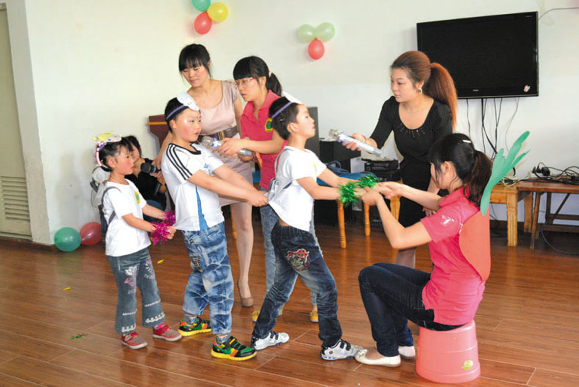 孩子们正在老师的帮助下尽情表演自己的节目